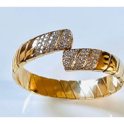 CARTIER. Bracelet rigide ouvert en or jaune...