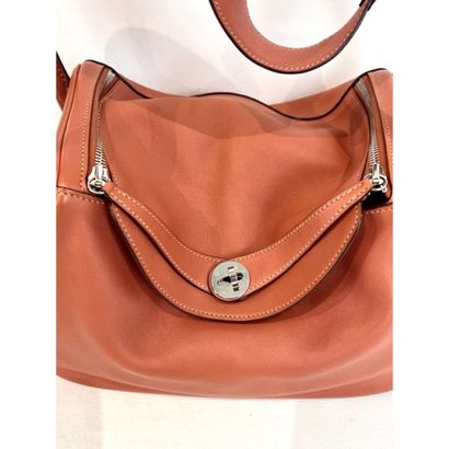 HERMES Paris. Sac Lindy en cuir rosy. Garniture...