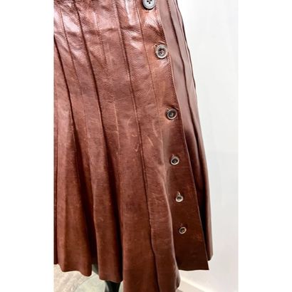 HERMES Paris. Jupe en cuir de veau marron...