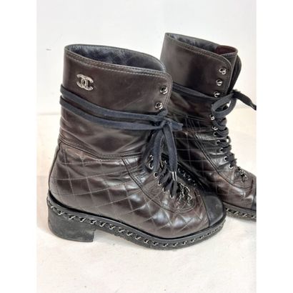CHANEL. Boots en cuir matelassé chocolat...