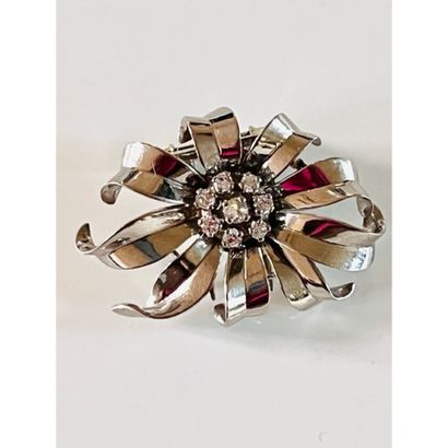 1950. White gold 750°/°° flower brooch set...