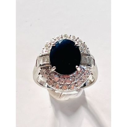 BAGUE en or blanc 750°/°° ornée d’un saphir...