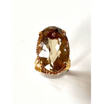 BAGUE en or jaune 750°/°° ornée d’une importante...