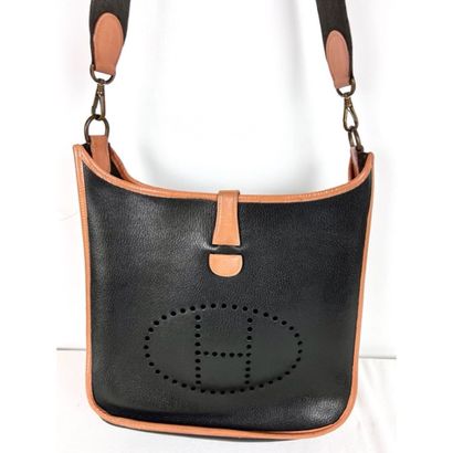 HERMES. Sac «Evelyne» en cuir Togo noir et...