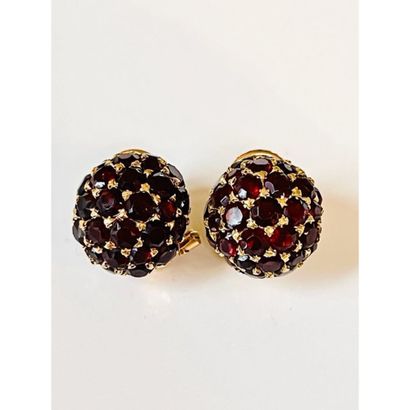 PAIRE DE BOUCLES D’OREILLES en or jaune 750°/°°...