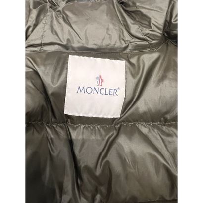 MONCLER. Doudoune légère ¾ en duvet kaki....