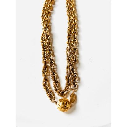 CHANEL. 1983. SAUTOIR en métal doré maille...