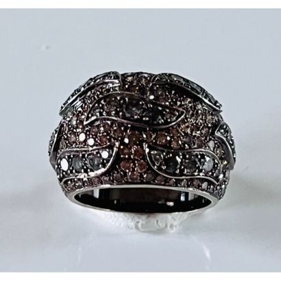BAGUE dôme en or 750°/°° noirci rehaussé...