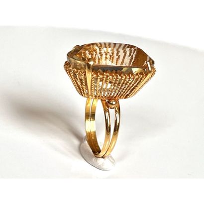 BAGUE en or jaune 750°/°° ornée d’une importante...