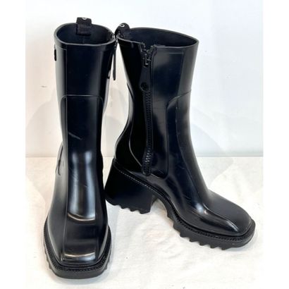 CHLOE. Bottines Betty en caoutchouc noir....