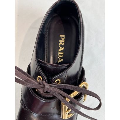 PRADA. Mocassins en cuir bordeaux. Semelle...