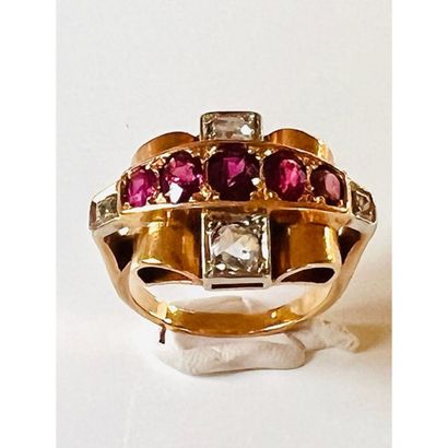 1950. BAGUE Tank en or rose 375°/°° ornée...