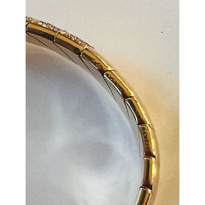 CARTIER. Bracelet rigide ouvert en or jaune...