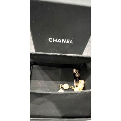 CHANEL. Sautoir in gilded metal interspersed...