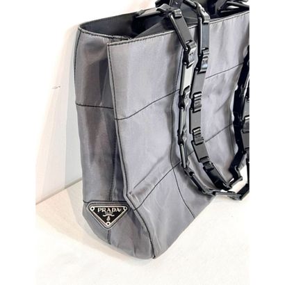 PRADA. Sac en toile gris, surpiqûres noires....