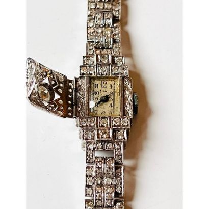 1930. MONTRE de dame en platine serti clos...