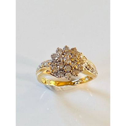 BAGUE fleur en or jaune 750°/°° ornée de...