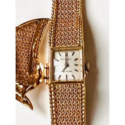 MOVADO. MONTRE de dame en or jaune tressé...