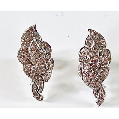 PAIR OF LEAF EARRINGS in diamond-paved white...