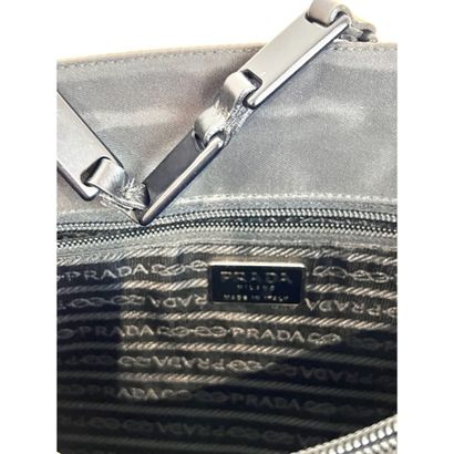 PRADA. Sac en toile gris, surpiqûres noires....