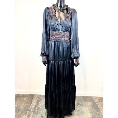 Ulla JONHSON. Robe longue en soie rainurée...