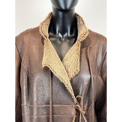 KENZO. Manteau long en agneau retourné marron...