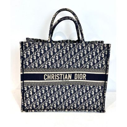 DIOR. Sac cabas Dior Book Tote large en toile...
