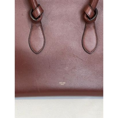 CELINE. Sac en cuir grainé marron «Tie Bag»...