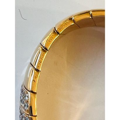 CARTIER. Bracelet rigide ouvert en or jaune...