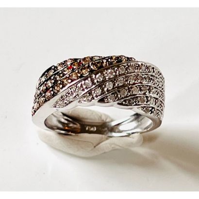 BAGUE en or blanc 750°/°° striée de diamants...