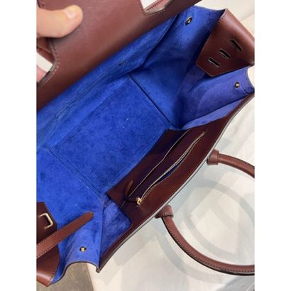 CELINE. Sac en cuir grainé marron «Tie Bag»...