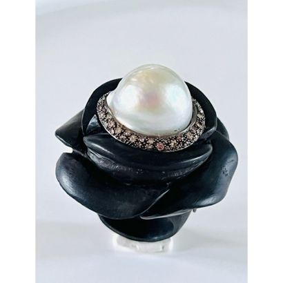 Sylvie CORBELIN. IMPORTANTE BAGUE fleur en...
