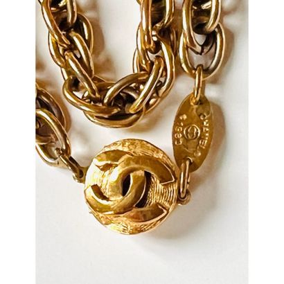 CHANEL. 1983. SAUTOIR en métal doré maille...