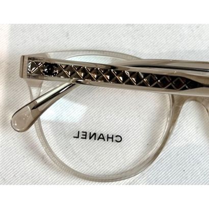 CHANEL. Lunettes de vue en plastique transparente....