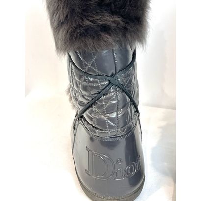 DIOR. Moonboots en fourrure, toile matelassée...
