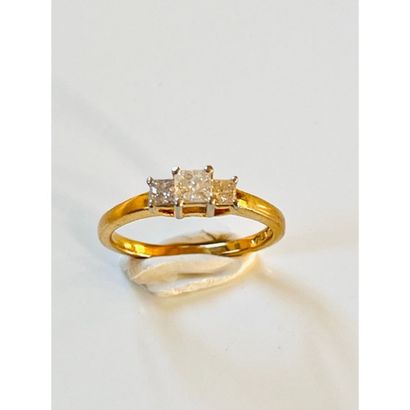 BAGUE en or jaune 585°/°° ornée de 3 diamants...