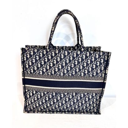 DIOR. Sac cabas Dior Book Tote large en toile...