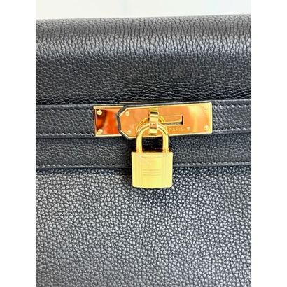 HERMES. Sac Kelly (32cm) en cuir Togo noir...