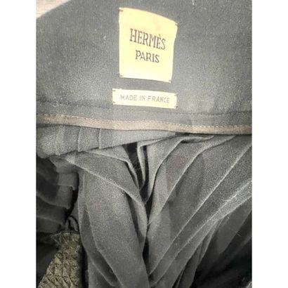 HERMES Paris. Jupe plissée fendue sur les...