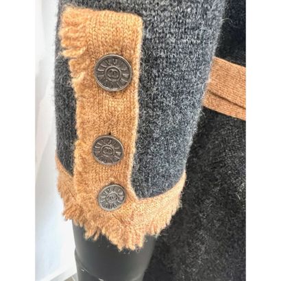 CHANEL. Gilet manteau en tricoté cachemire...