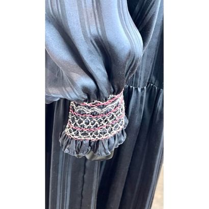 Ulla JONHSON. Robe longue en soie rainurée...