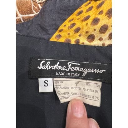 Salvatore FERRAGAMO. Veste ¾ en soie imprimée...
