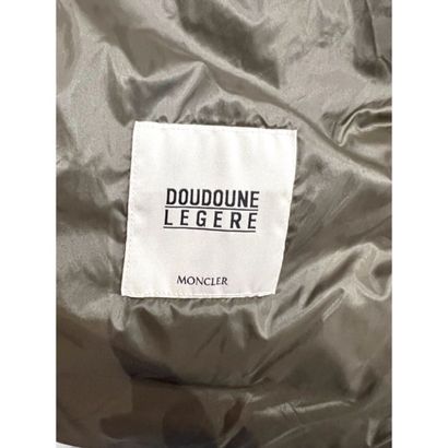 MONCLER. Doudoune légère ¾ en duvet kaki....