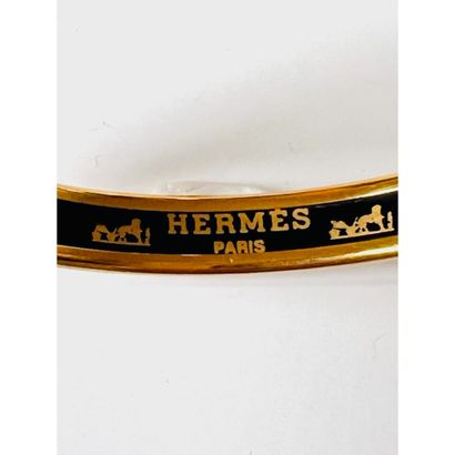 HERMES. BRACELET rigide en métal doré émaillé...