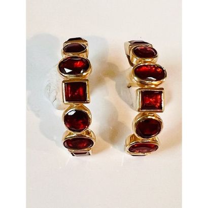 PAIRE DE BOUCLES D’OREILLES en or jaune 585°/°°...
