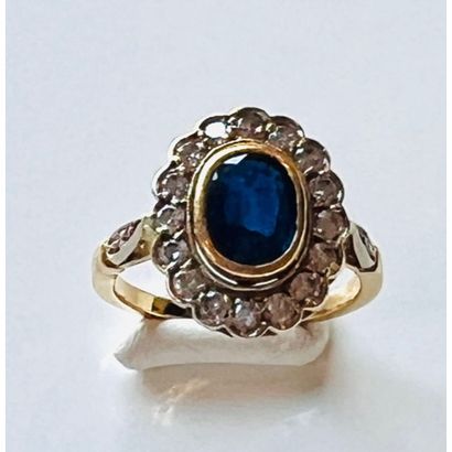 BAGUE en or jaune 750°/°° ornée d’un saphir...
