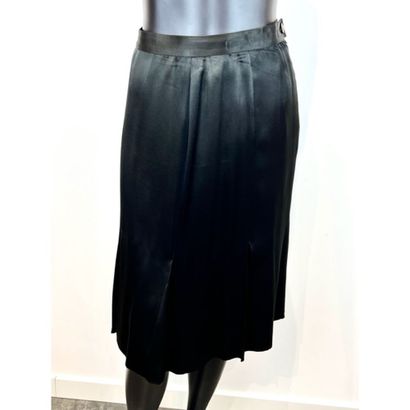 CHANEL. Jupe en acétate et rayonne noire....