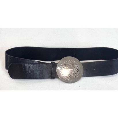 CHANEL. Ceinture en cuir noir ornée d’un...