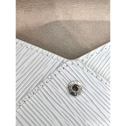 VUITTON. Pochette enveloppe en cuir épi blanc...
