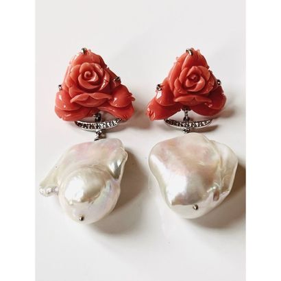 PAIRE DE BOUCLES D’OREILLES en or gris 585°/°°...